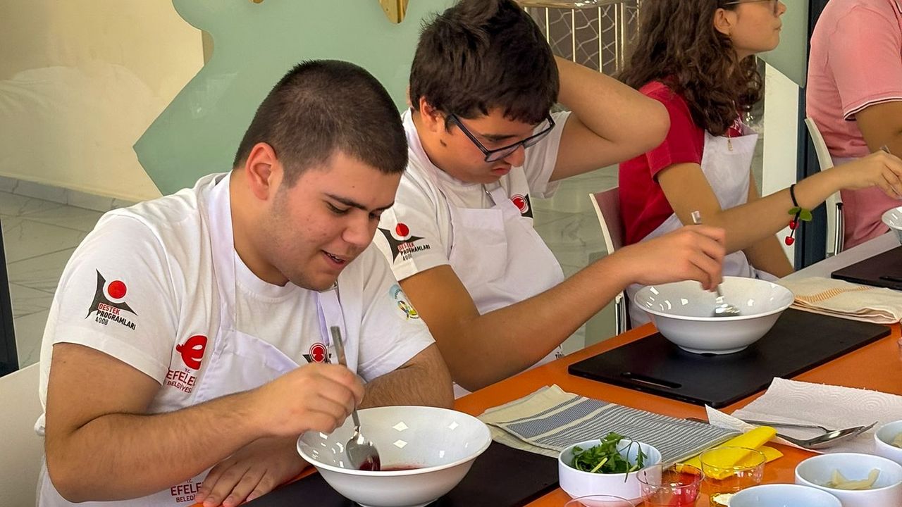 Efeler'in özel bireyleri  "Meslek Mutfağı "nda üretimde