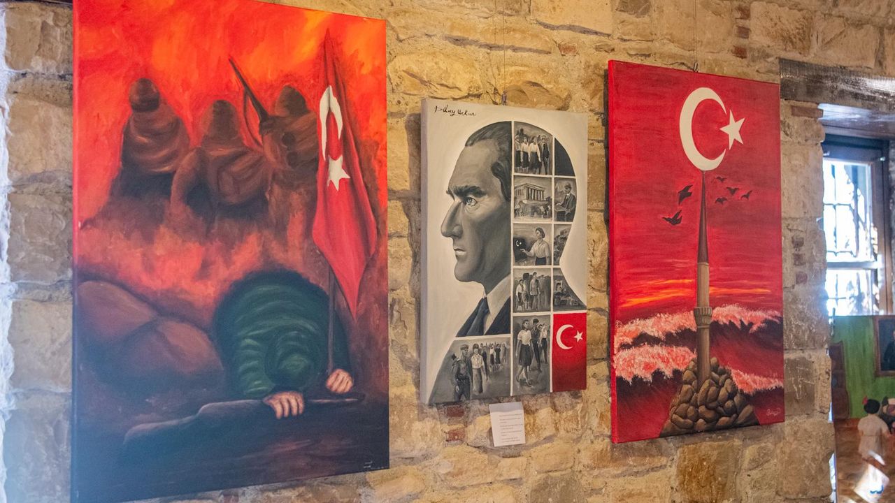 Kuşadası’nda öğrencilerden cumhuriyet sergisi