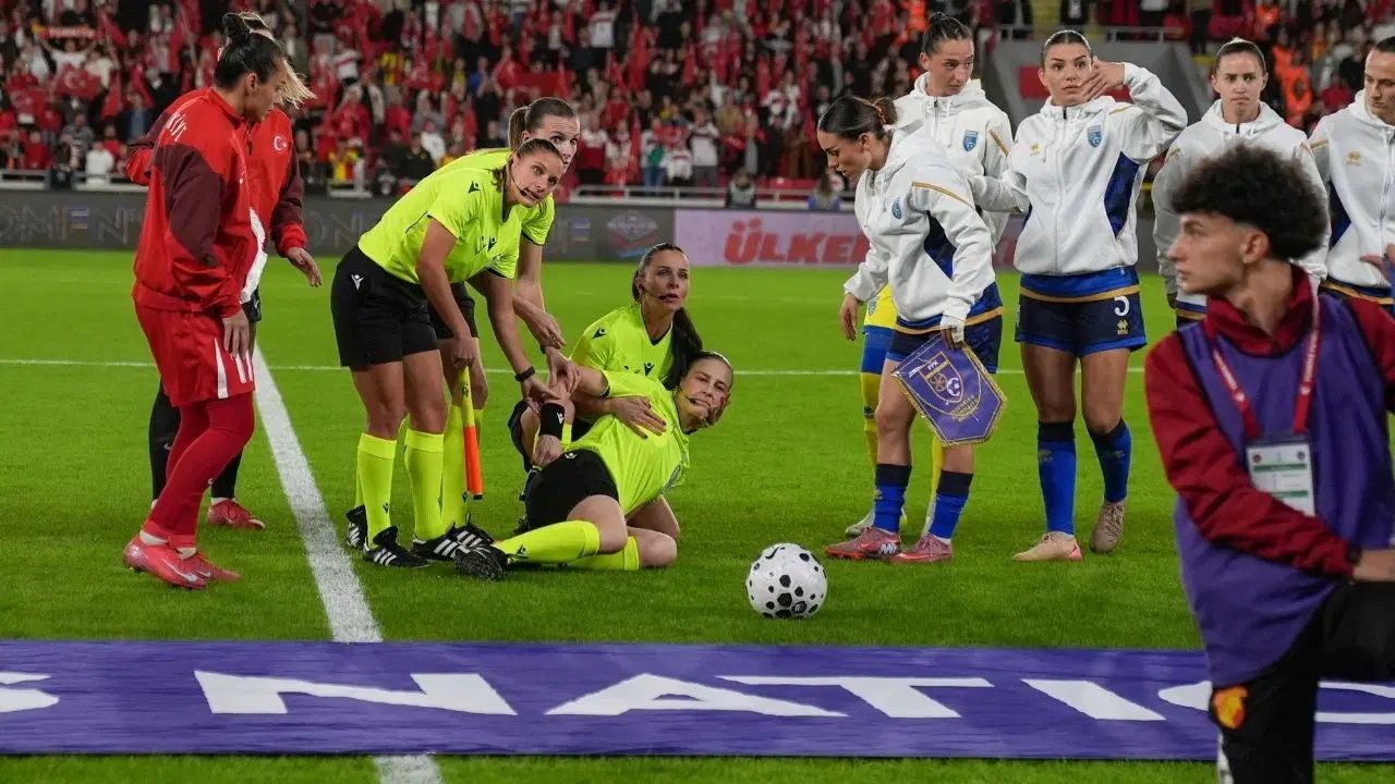 Türkiye-Kosova maçı: Hakem, baygınlık geçirdi!