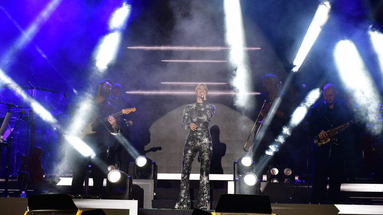 Derya Uluğ Lüleburgaz'da sahnede büyüledi