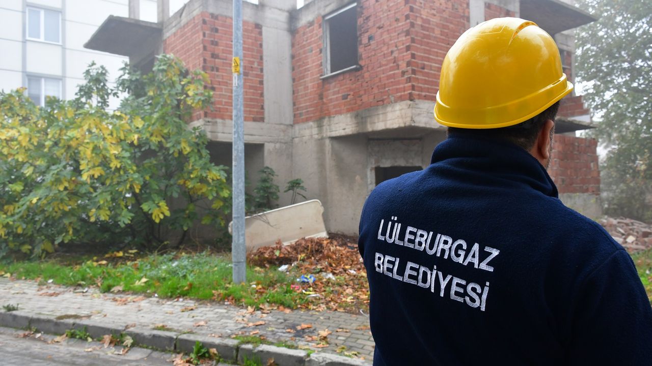 Lüleburgaz'da tehlike yaratan metruk binalar yıkılıyor