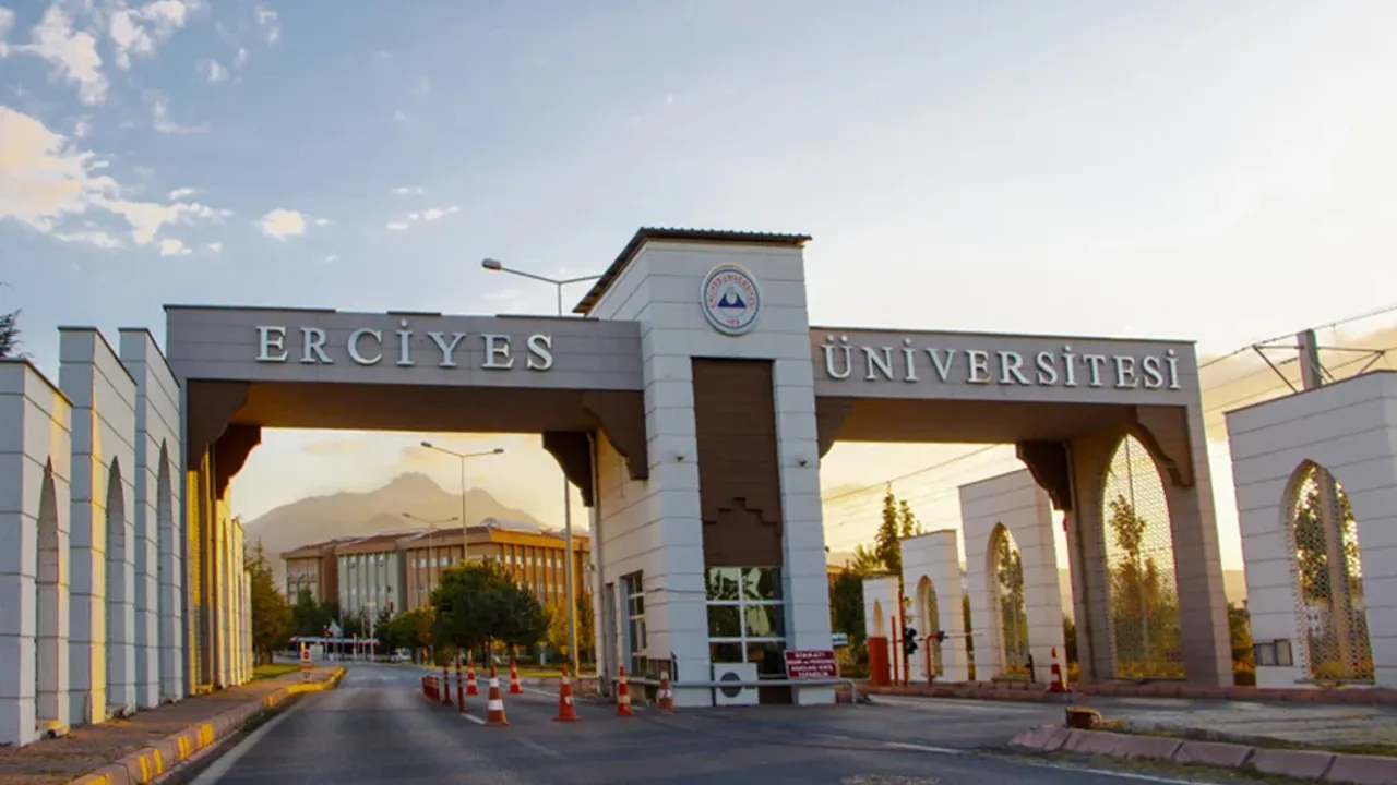 Erciyes’te öğrenciler rektörün istifasını istedi!