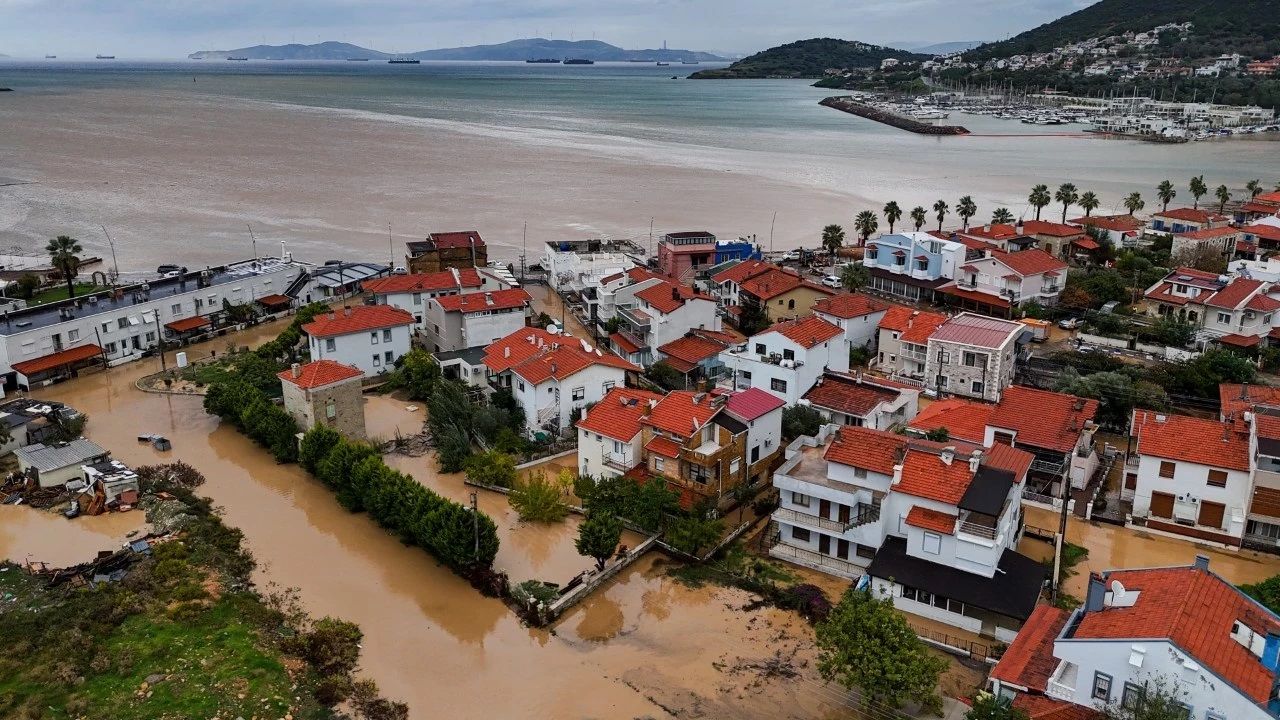 Foça’da selin izleri silinmeye çalışılıyor