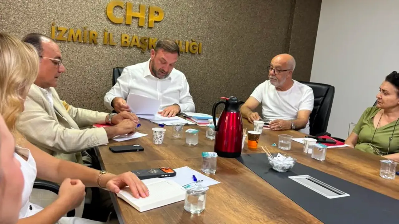 CHP İzmir'de ilçe yönetimlerinde değişim