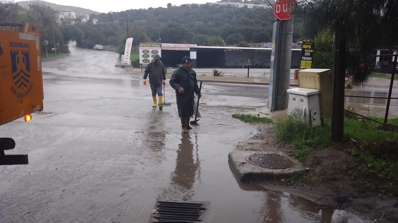 Bodrum Belediyesi’nin yağmur mesaisi devam ediyor