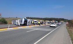 Balıkesir'de tır kaza yaptı yol trafiğe kapandı