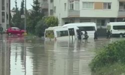 Adana’yı sağanak vurdu, öğrenci servisi su birikintisinde mahsur kaldı