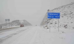 Antalya-Konya kara yolunda kar yağışı