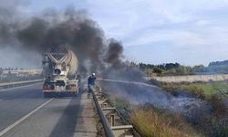 Araçtan atılan sigara yol kenarında yangın çıkardı, ilk müdahale beton mikserinden geldi