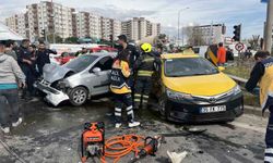 Aydın’da taksi ile otomobil çarpıştı: 2 yaralı