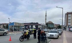 Burdur’da otomobil ile motosikletin çarpıştığı kazada kurye yaralandı