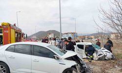 Isparta’da iki otomobilin kafa kafaya çarpıştı: 2 ölü, 3 yaralı