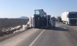 Konya’da devrilen tırın sürücüsü yaralandı