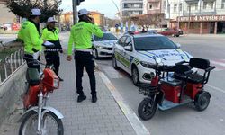 Motosikletle üç tekerlekli bisiklet çarpıştı: 1’i çocuk 3 yaralı