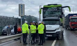 Özel halk otobüsü palet yüklü kamyonetle çarpıştı: 3 yaralı