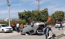 Takla atıp ters dönen otomobili sürücüler düzeltti