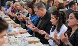 Başkan Tugay Foçalılar ile iftardaydı: 'Biz Varız Yanınızdayız' vurgusu yaptı!