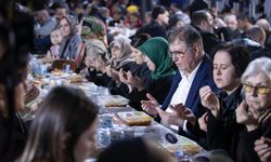 Başkan Tugay Kınıklılarla iftar yaptı: "Refah sadece birkaç kişiye ait olmamalı"