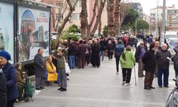 Geçinemeyen emekliler yumurta kuyruğunda...