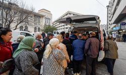 Valilik, Konak’ta iftar sofrasına izin vermedi: 4 bin kişilik yemek paket olarak dağıtıldı