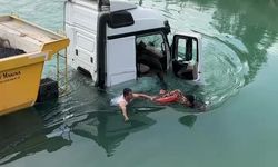 Adana’da tır sulama kanalına düştü, 2 kişi kurtarıldı
