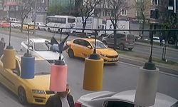 Avcılar’da yolun karşısına geçmeye çalışan yayaya otomobil böyle çarptı
