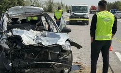 Afyonkarahisar'da otomobil tıra çarptı: 1 ölü, 4 yaralı