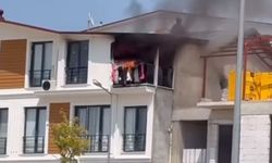 3 katlı binanın çatı katı alevlere teslim oldu