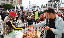 Adana’da  işçi bayramı, simitçiler bariyerlerin arkasında çalışmaya devam etti
