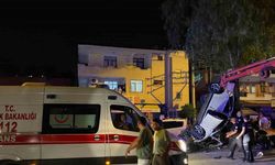 Adana’da kontrolden çıkan otomobil refüjde asılı kaldı: 5 yaralı