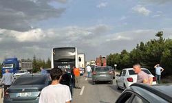 Ankara’da seyir halindeki tır devrildi: 1 yaralı