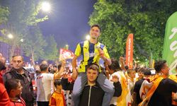 Araçlarına Fenerbahçe bayraklı tabut yerleştiren iki sürücüye ceza