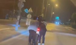 Arnavutköy’de paten yolculuğu kötü bitti, otomobilin altında kalmaktan son anda kurtuldu