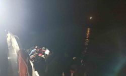Ayvalık’ta 13’ü çocuk 43 düzensiz göçmen ve yasa dışı yollarla ülkeyi terk etmeye çalışan 2 Türk vatandaşı yakalandı
