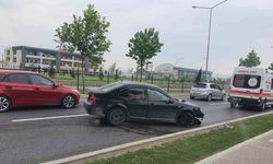 Bariyere çarptı yaralandı