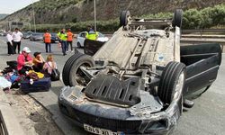 Beton bariyere çarparak takla atan araç ters döndü: 3 yaralı