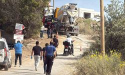 Beton mikseri ile kayan kamyonetin arasında kalan sürücü hayatını kaybetti
