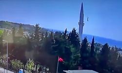 Büyükçekmece’de depremin ardından caminin aleminin düştüğü anlar kamerada