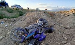 Denizli’de motosiklet yol kenarına devrildi: 2 ölü