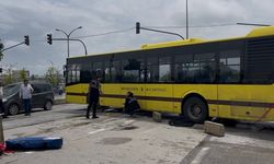 Dönüş yapan otobüsün altına giren motosikletli genç hayatını kaybetti