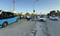 Otomobil ışıklarda duran halk otobüsüne çarptı: 6 yaralı