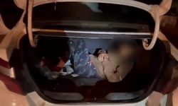 Düzensiz göçmenler otomobil bagajında yakalandı