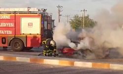 Edirne’de alev alan otomobili terk eden sürücü kayıplara karıştı
