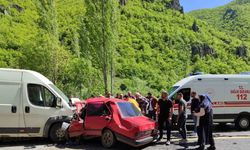 Erzurum’da minibüsle çarpışan Fiat Tofaş araç hurdaya döndü: 1 ölü, 1 ağır yaralı