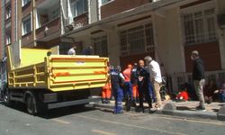 Engelli kızıyla birlikte yaşayan yaşlı kadının evinden 4 ton çöp çıktı