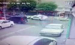 Sürücü park halindeki 2 otomobilin üzerine çıktı