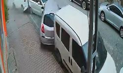 Esenyurt’ta kontrolden çıkan otomobil park halindeki araçlara çarptı
