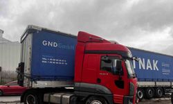 Esenyurt’ta kontrolden çıkan tır PTS direğine çarptı
