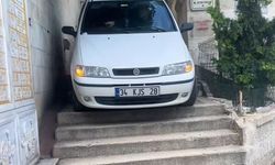 Eyüpsultan’da navigasyona aldanan sürücü merdivenlerde mahsur kaldı