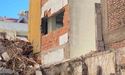 Fatih’te yıkım yapılan binadan kopan moloz parçası, dairenin içerisine girdi